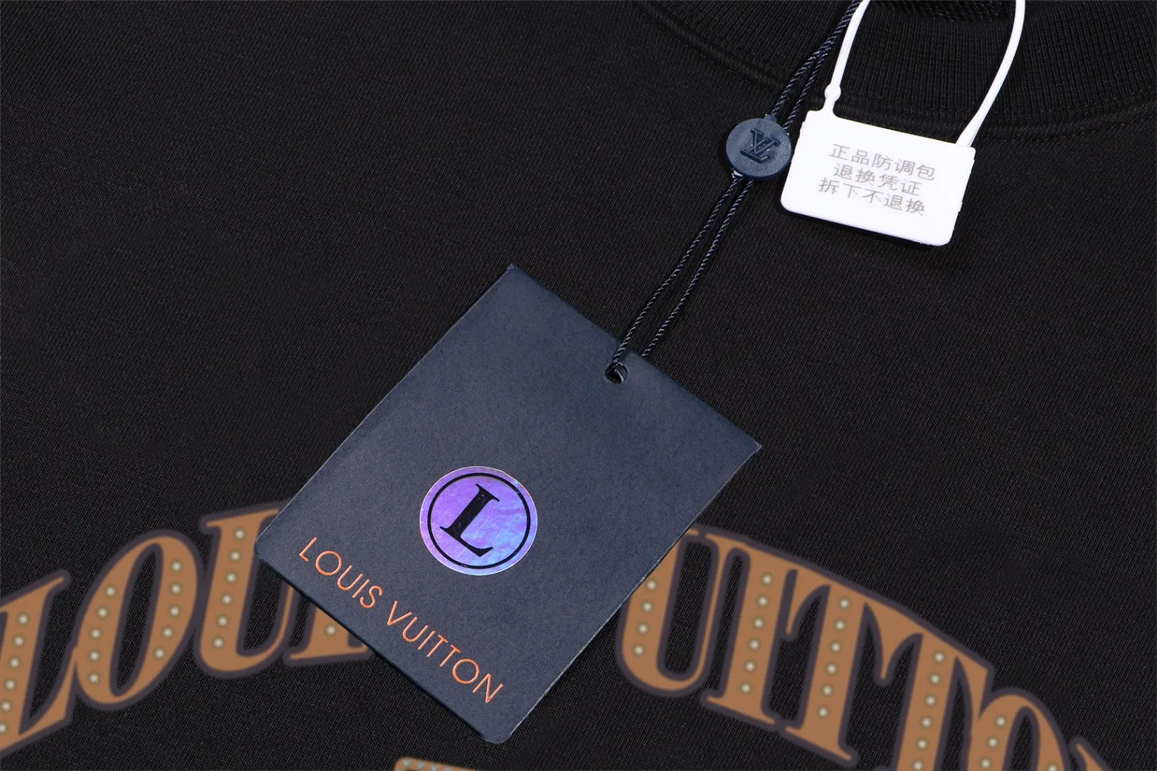 🅿️250 hot style on the shelves🔥❗ 💫〖Louis Vuitton LV〗 Fashionable round neck sweatshirt, casually matched with various styles, it is perfectly handsome😎The whole dress is made of double waistcoats, which makes the whole dress more three-dimensional. Not ordinary factories can do such fine work. The 2025 spring style counters are on sale, exquisite round neck terry sweatshirt, high-end double-strand pure cotton Customized drawstring ribs are dyed in the same vat and are complete with three standards. The chest craftsmanship adopts a simple and elegant pattern on the chest, which is easy to control for any age group! Fit and comfortable! Customized thickened 440g terry sweatshirt fabric, soft and comfortable to the touch, with a three-dimensional shape! 🙌🏻 It’s also very breathable, so it’s a versatile style that can be worn with any outfit! ✔Color: Black White Apricot Size: S M L XL 2XL